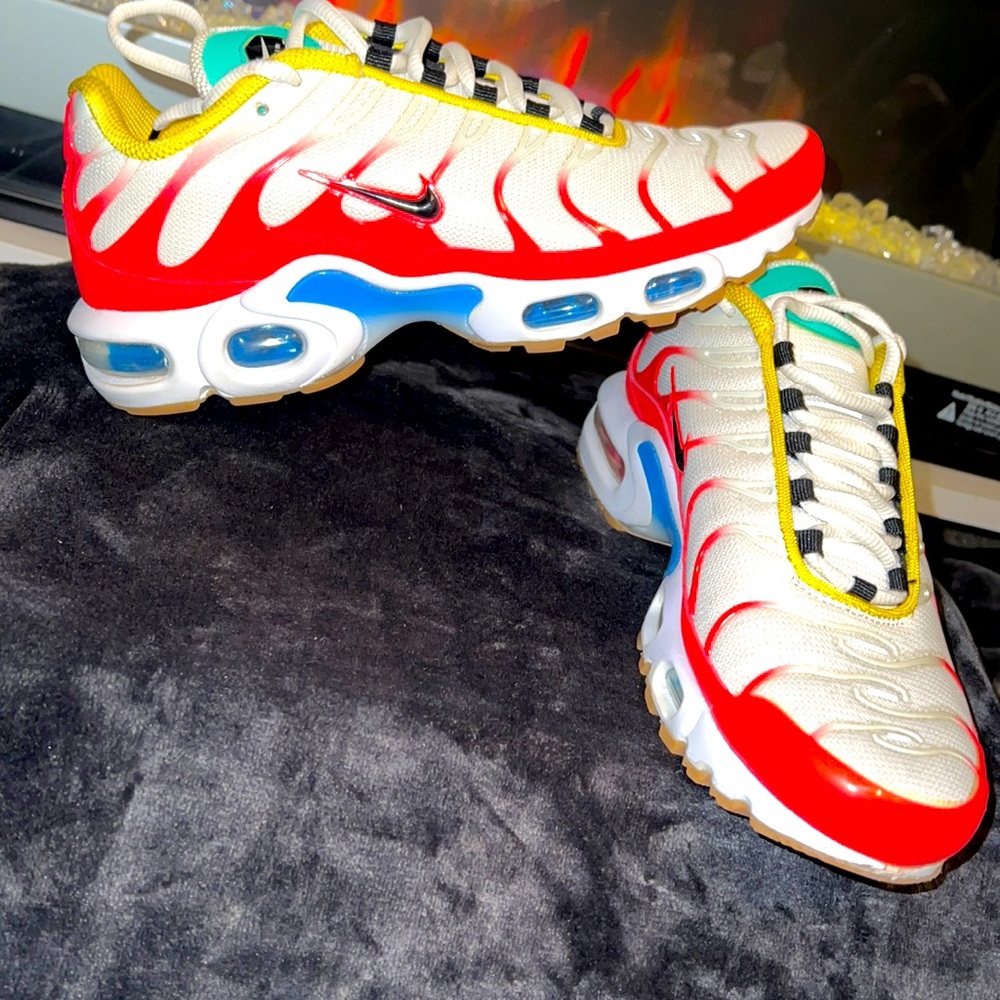 Nike Air Max Plus (8 US Woman)